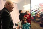 Prezident Miloš Zeman přivezl jordánským dětem hračky. Nechyběl ani krteček