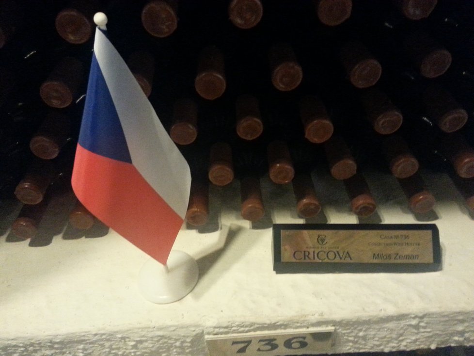 Pěkný dárek pro Miloše Zemana: v Moldavsku dostal 500 lahví vína