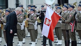 Miloš Zeman na červeneém koberci při návštěvě Polska