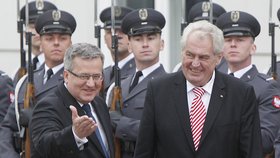 Račte, pane kolego: Polský a český prezident před nastoupenou hradní stráží ve Varšavě