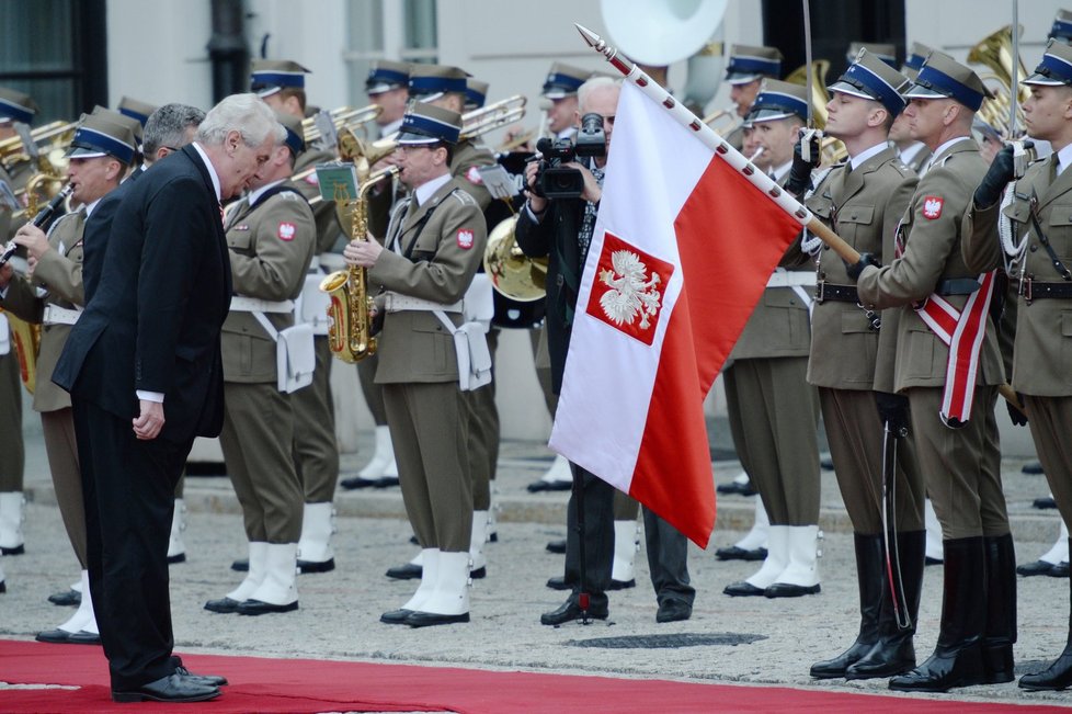 Miloš Zeman na červeneém koberci při návštěvě Polska
