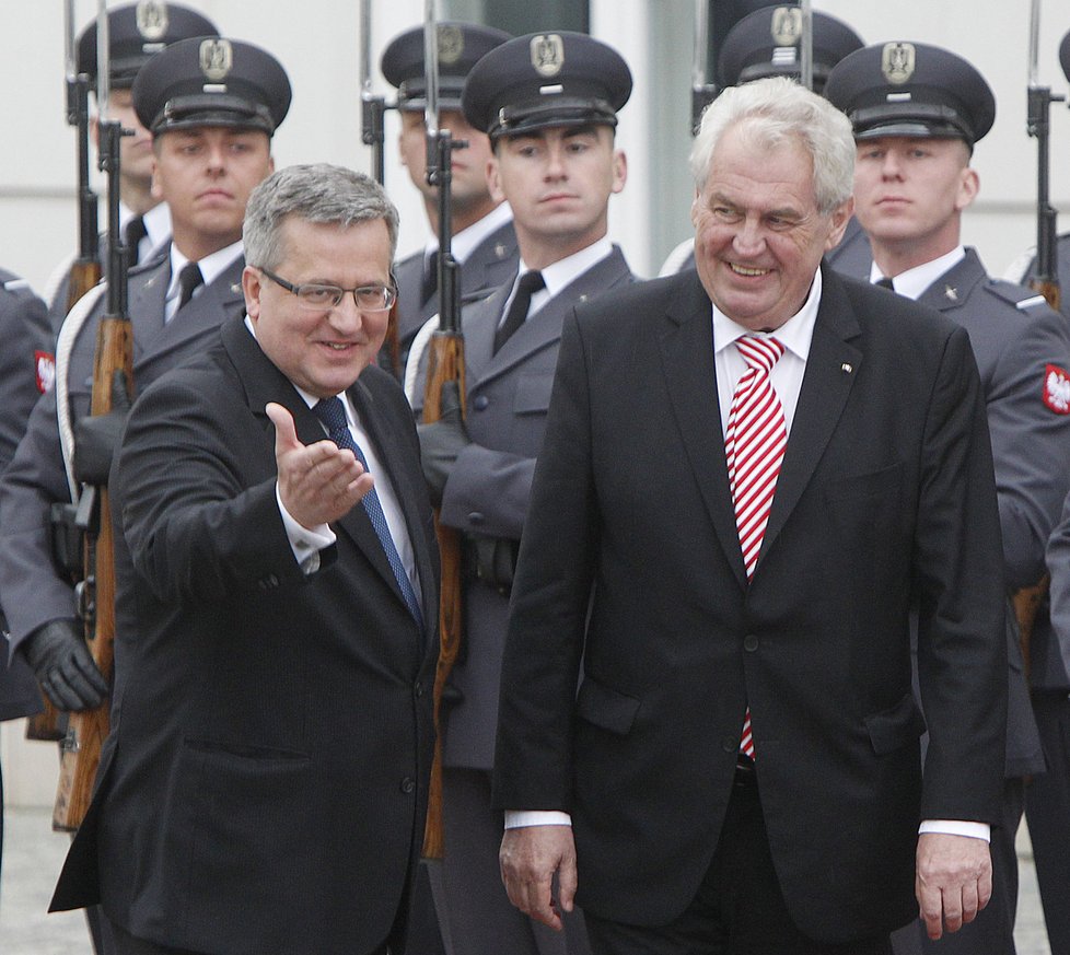 Račte, pane kolego: Polský a český prezident před nastoupenou hradní stráží ve Varšavě