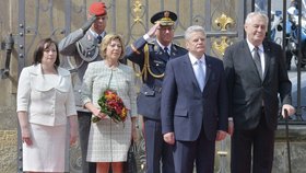 Zleva Ivana Zemanová, Daniela Schadt, německý prezident Joachim Gauck a Miloš Zeman 5. května 2014 na Pražském hradě