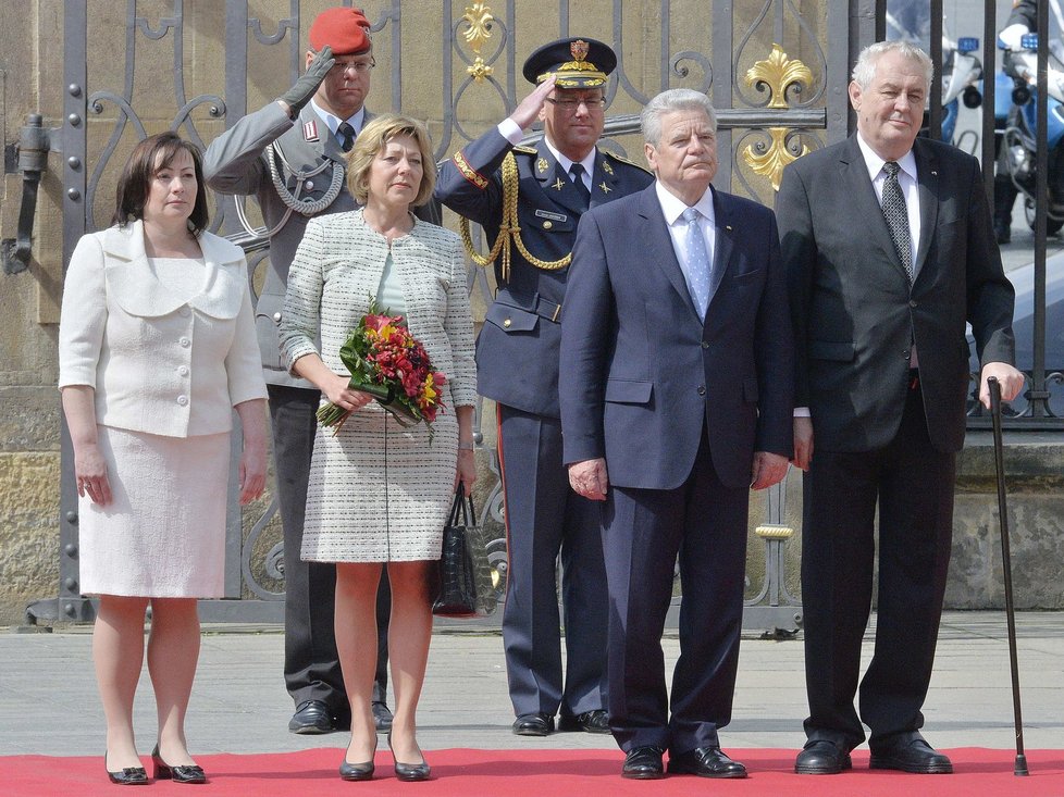 Zleva Ivana Zemanová, Daniela Schadt, německý prezident Joachim Gauck a Miloš Zeman 5. května 2014 na Pražském hradě