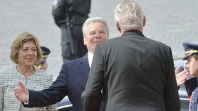 Pojď na mou hruď? Německý a český prezident se zdraví před zraky Daniely Schadt, životní družky německé hlavy státu