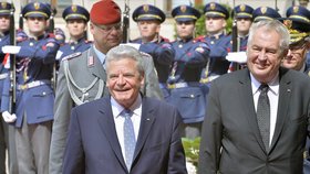 Joachim Gauck a Miloš Zeman 5. května 2014 při příjezdu na Pražský hrad