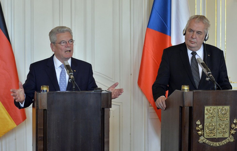 Joachim Gauck a Miloš Zeman během tiskové konference