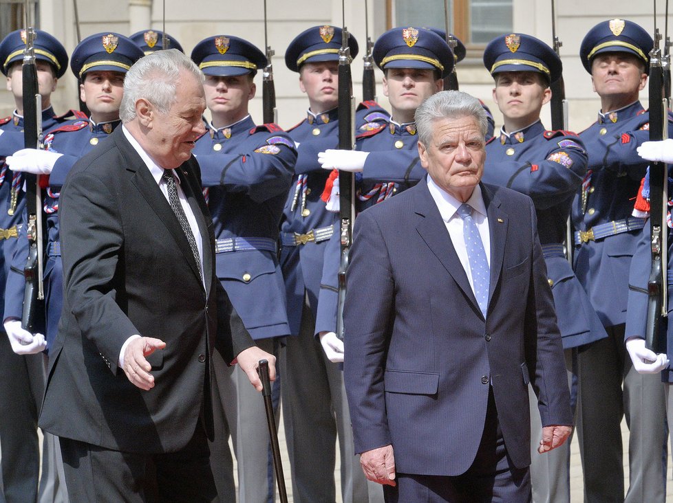 Račte dál, pane prezidente: Miloš Zeman přivítal někdejšího kněze a bojovníka za občanská práva, současného prezidenta Německa Gaucka