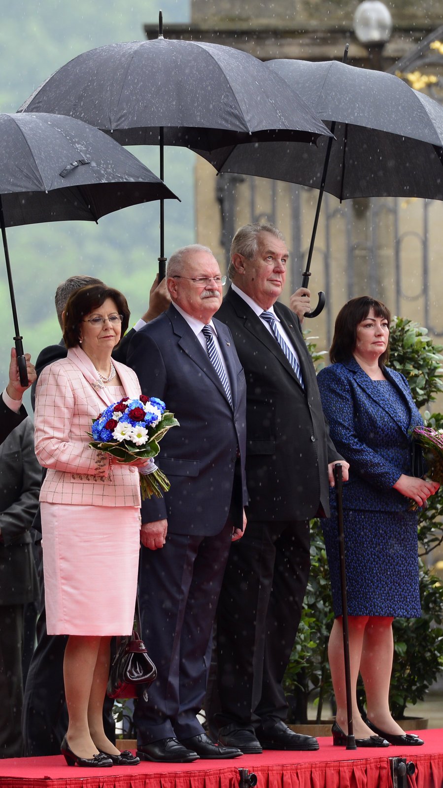 Deštivé počasí přivítalo v Česku slovenský první pár - končícího prezidenta Gašparoviče s manželkou Silvií