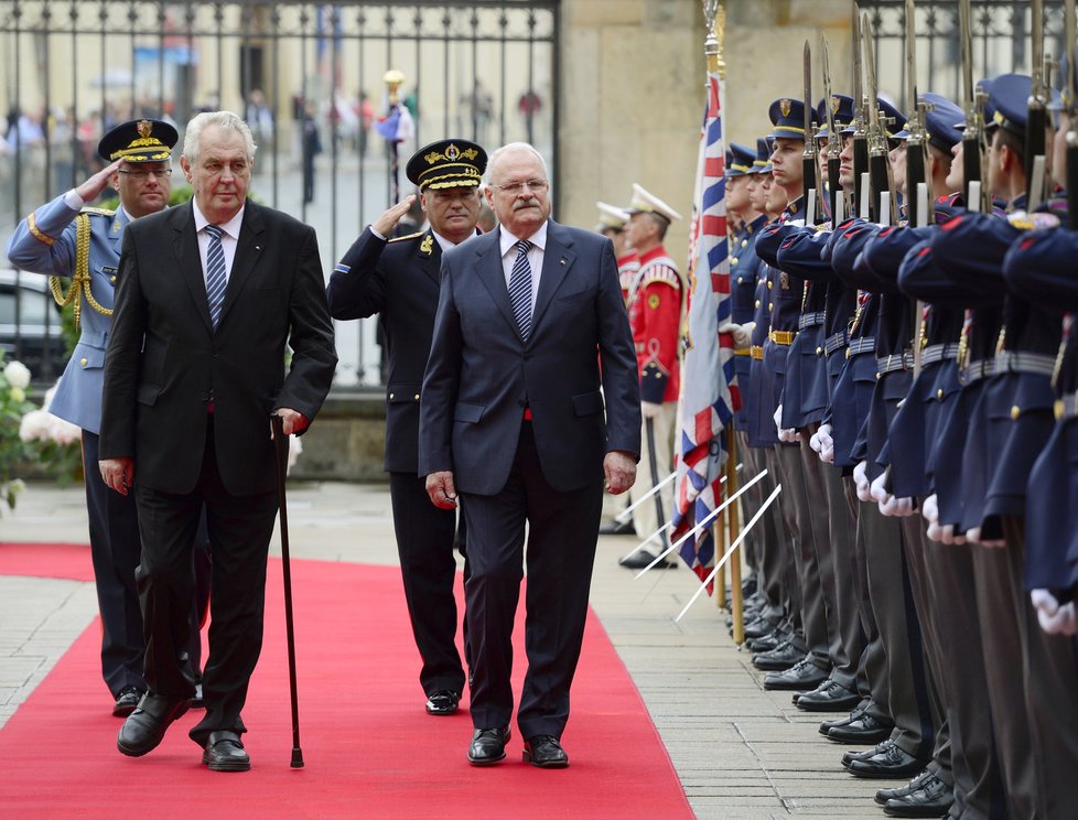 Končícímu slovenskému prezidentovi se na Pražském hradě dostalo vojenských poct