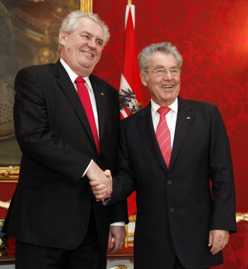 Miloš Zeman pózuje na své druhé zahraniční cestě spolu s Heinzem Fischerem