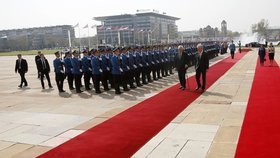 Miloš Zeman při slavnostním přivítání v Bělehradě
