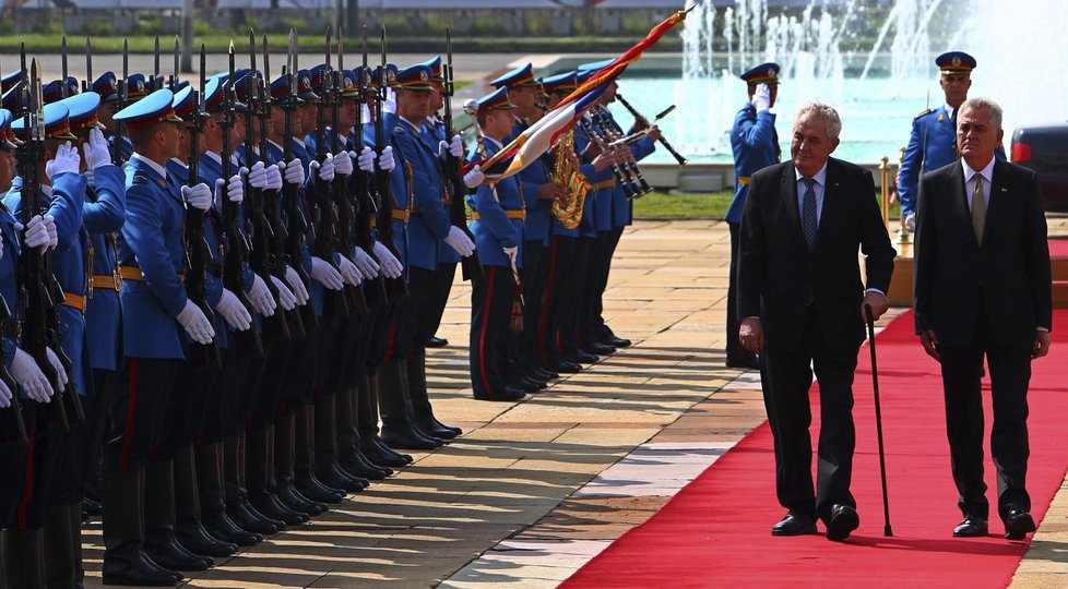 Miloš Zeman jde po červeném koberci v Bělehradě. Opět o hůlce