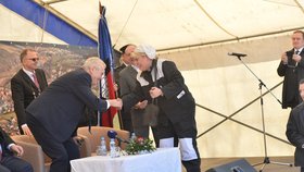 Prezident Zeman navštívil středočeské Jince: Od kominice dostal malého kominíčka