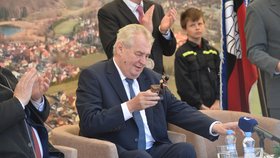 Prezident Zeman navštívil středočeské Jince: Od kominice dostal malého kominíčka