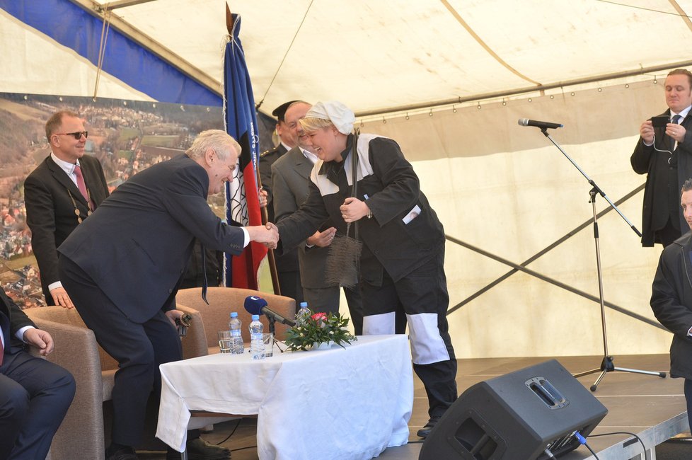 Prezident Zeman navštívil středočeské Jince: Od kominice dostal malého kominíčka.