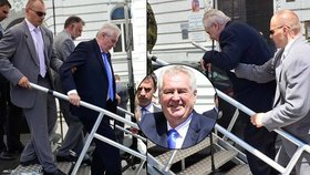 Zeman padal z vedra: Prezident měl poněkud problémy na schodech v Táboře