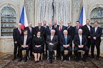 Členové odstupující úřednické vlády premiéra Rusnoka při slavnostní večři s prezidentem Zemanem