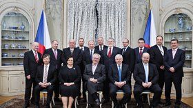 Členové odstupující úřednické vlády premiéra Rusnoka při slavnostní večři s prezidentem Zemanem