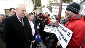 Jedním z handicapovaných zaměstnanců pivovaru je Miroslav Čonda. Ten si s prezidentem promluvil na demonstranci před restaurací