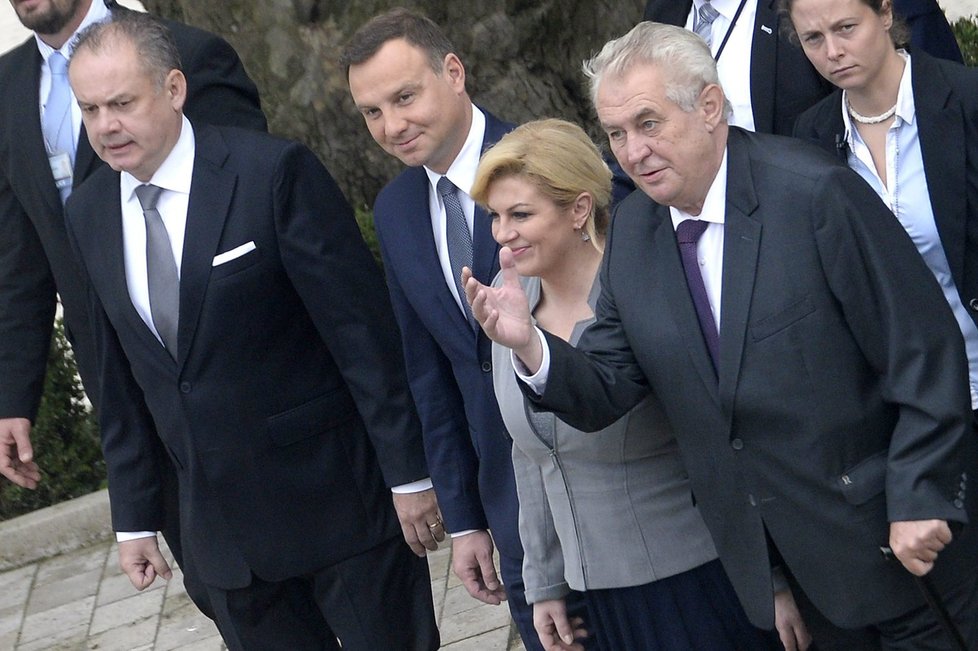 Miloš Zeman v Maďarsku na setkání prezidentů V4: Se slovenským prezidentem Kiskou (vlevo), Polákem Dudou a chorvatskou prezidentskou Kolindou Grabar-Kitarovič