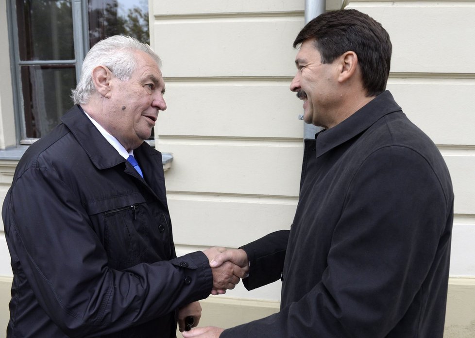 Miloš Zeman v Maďarsku na setkání prezidentů V4: Pozdrav s maďarským politikem Janosem Aderem