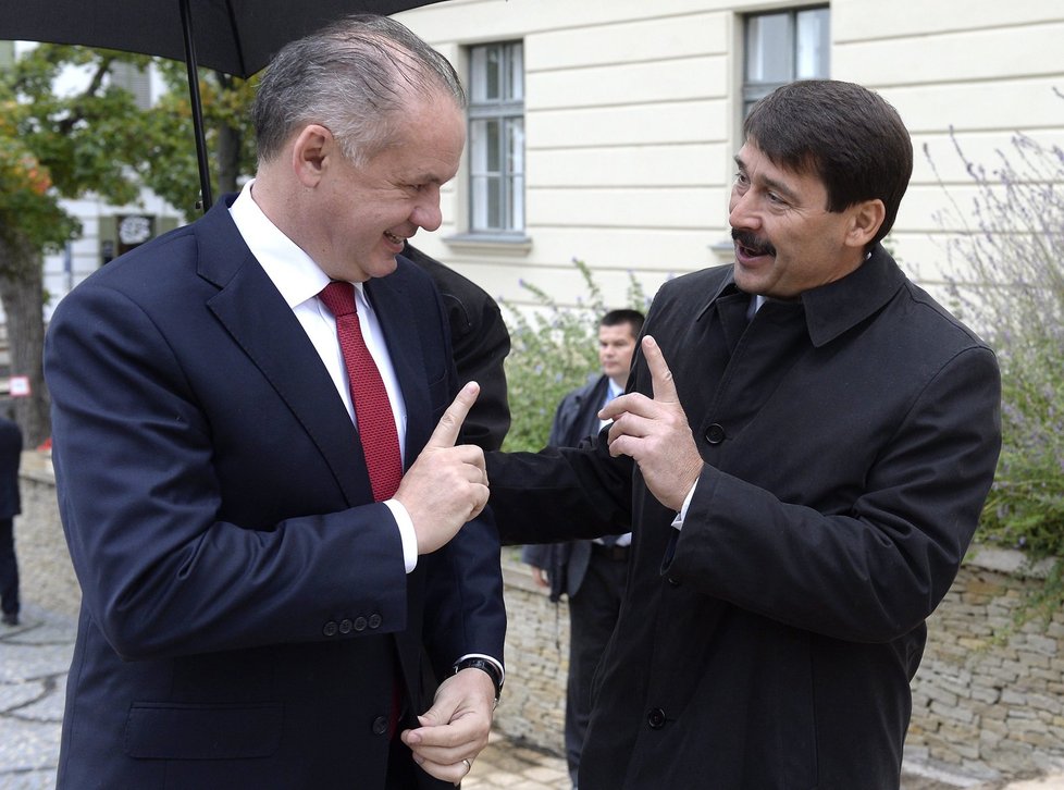 Slovenský prezident Kiska a maďarský politik Janos Ader na jednání prezidentů V4 v Maďarsku