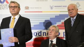 Šéf Hospodářské komory ČR Vladimír Dlouhý, Miloš Zeman a Václav Klaus na ekonomické konferenci