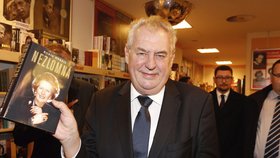 Miloš Zeman s dárkem, který si koupil sám pro sebe