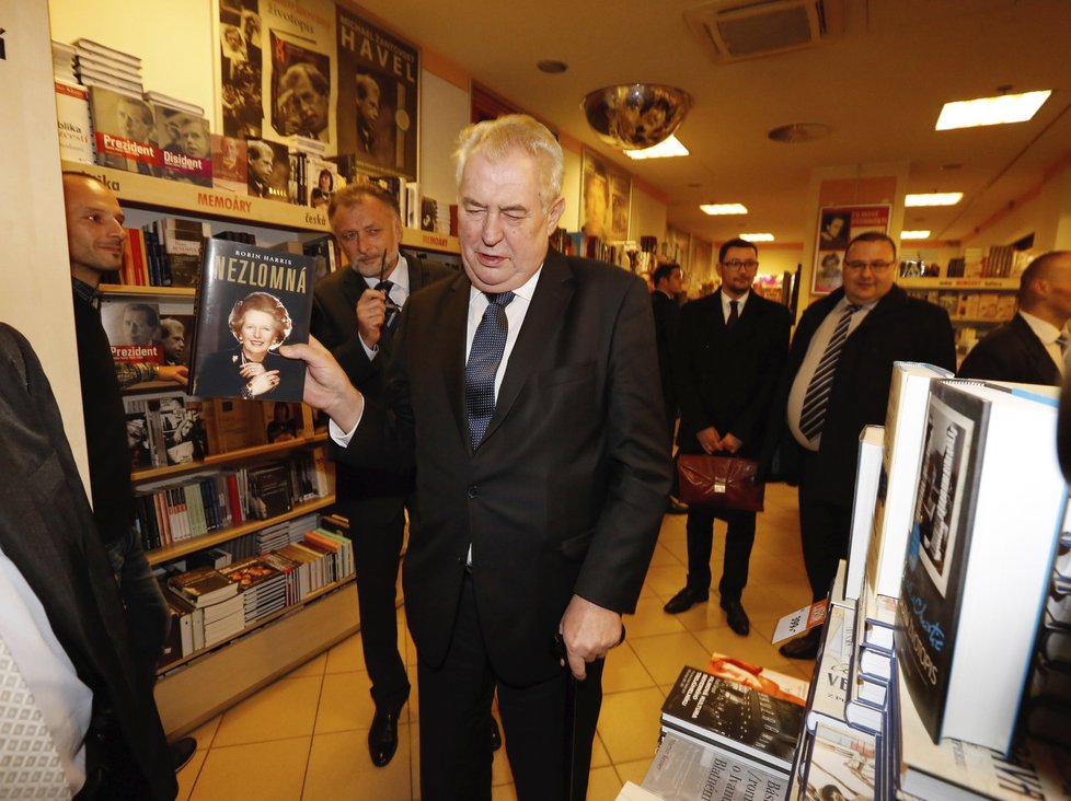 Miloš Zeman s knihou o Margaret Thatcherové