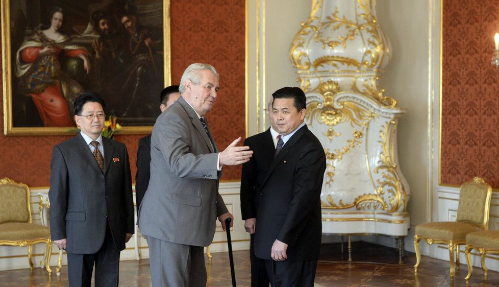 Prezident Miloš Zeman přijal na Hradě nového velvyslance KLDR Kim Pchjong-ila, strýčka současného severokorejského vůdce. (2015)