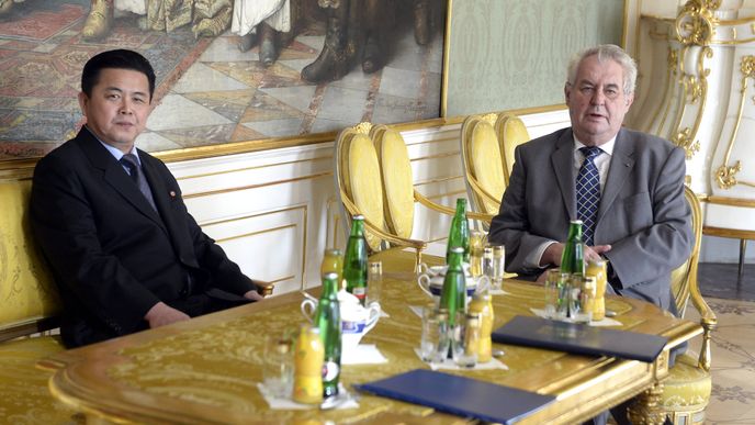 Prezident Zeman s  velvyslancem KLDR v roce 2015. 