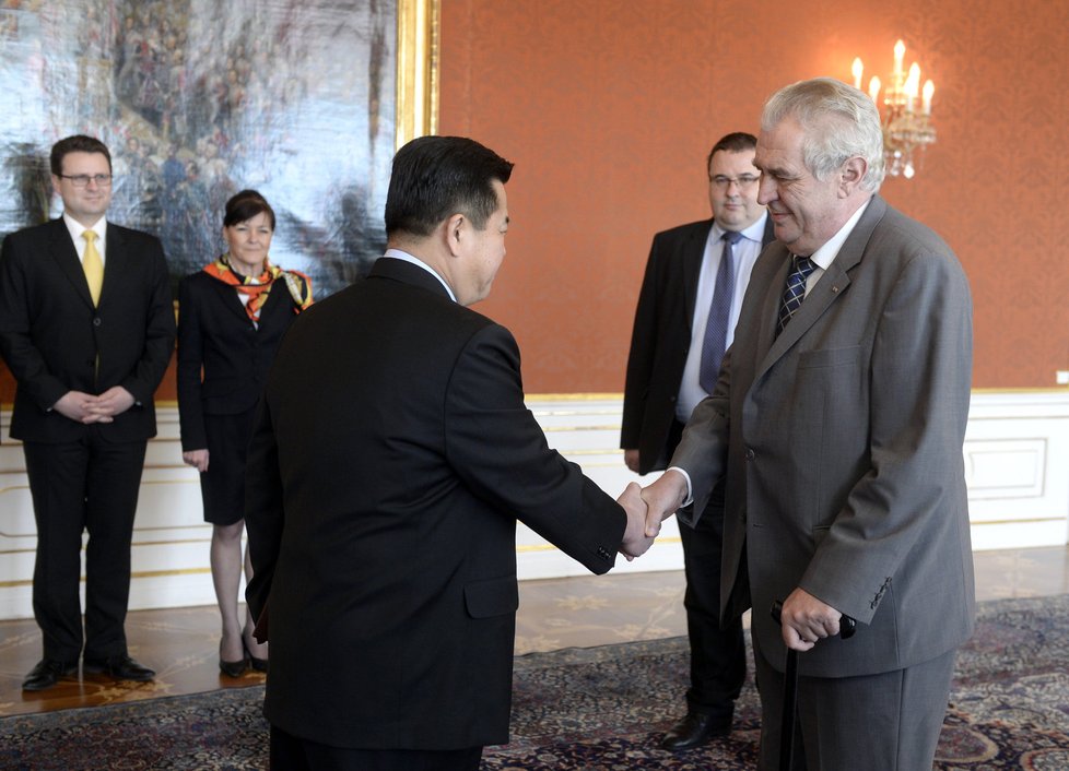 Prezident Miloš Zeman přijal na Hradě nového velvyslance KLDR Kim Pchjong-ila, strýčka současného severokorejského vůdce. (2015)