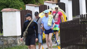 Prezident Miloš Zeman se tradičně vydal na plavbu po veselském rybníku. V doprovodu ochranky a s gumovým člunem (4. 7. 2016)