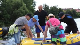 Prezident Miloš Zeman se tradičně vydal na plavbu po veselském rybníku. V doprovodu ochranky a s gumovým člunem (4. 7. 2016).