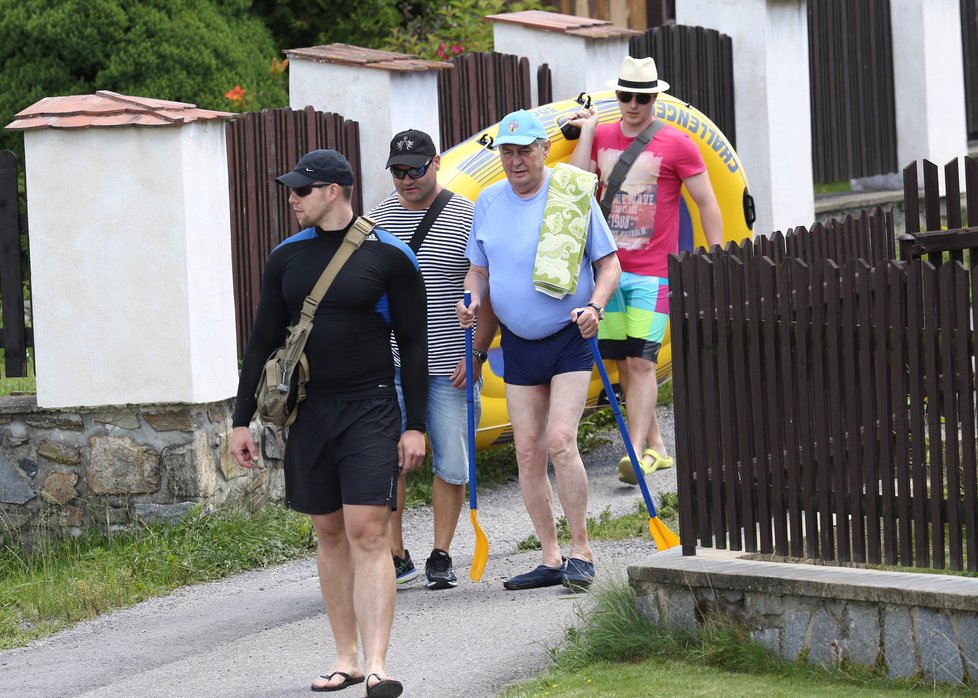 Prezident Miloš Zeman se tradičně vydal na plavbu po veselském rybníku. V doprovodu ochranky a s gumovým člunem (4. 7. 2016)