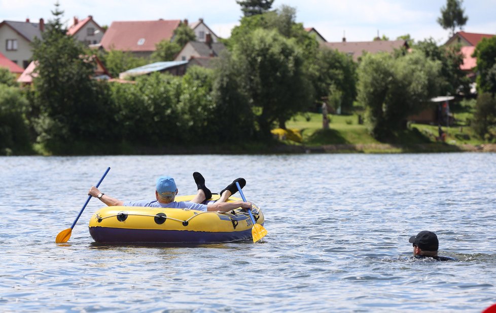 Prezident Miloš Zeman se tradičně vydal na plavbu po veselském rybníku. V doprovodu ochranky a s gumovým člunem (4. 7. 2016).