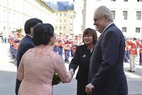 Už žádná viróza! Zeman ruskou ambasádu vynechal: S manželkou přivítali první pár Vietnamu