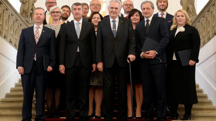 Prezident Miloš Zeman jmenoval jednobarevný kabinet premiéra Babiše 13. prosince. Prezident Miloš Zeman jmenoval jednobarevný kabinet premiéra Babiše 13. prosince.