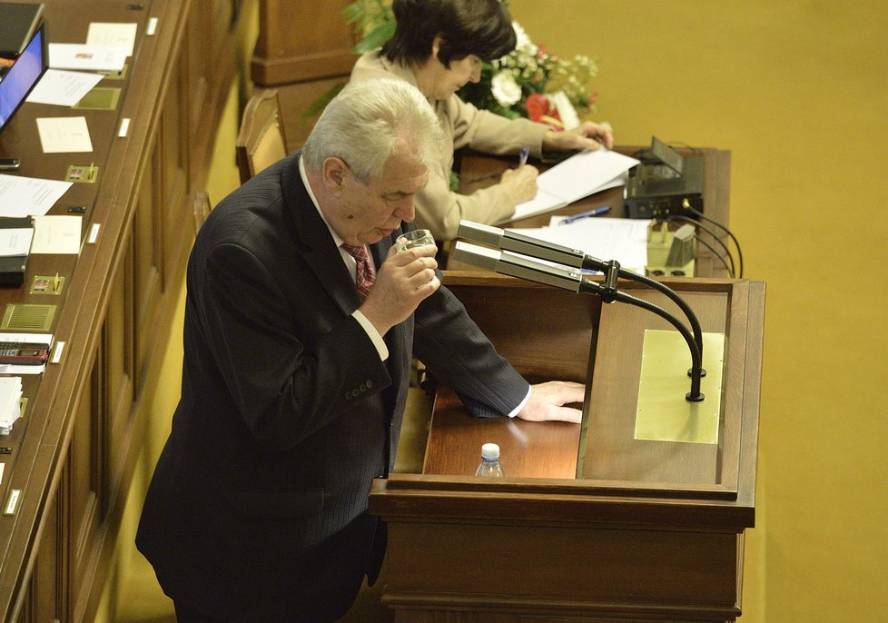 Miloš Zeman se občerstvuje vodou během svého projevu před poslanci ve Sněmovně.