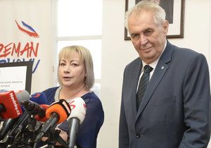 Manželka prezidenta Miloše Zemana dnes na ministerstvu vnitra předala podpisy lidí, kteří si žádají současnou hlavu státu v jeho vedení i v příštích letech.