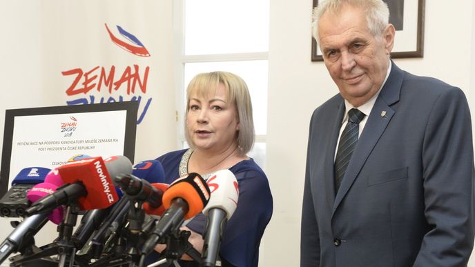 Manželka prezidenta Miloše Zemana na ministerstvu vnitra předala podpisy lidí, kteří si žádají současnou hlavu státu v jeho vedení i v příštích letech.