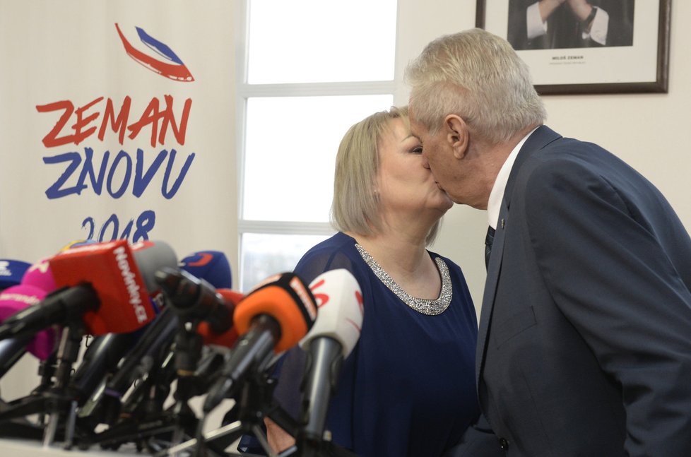 Manželka prezidenta Miloše Zemana dnes na ministerstvu vnitra předala podpisy lidí, kteří si žádají současnou hlavu státu v jeho vedení i v příštích letech.