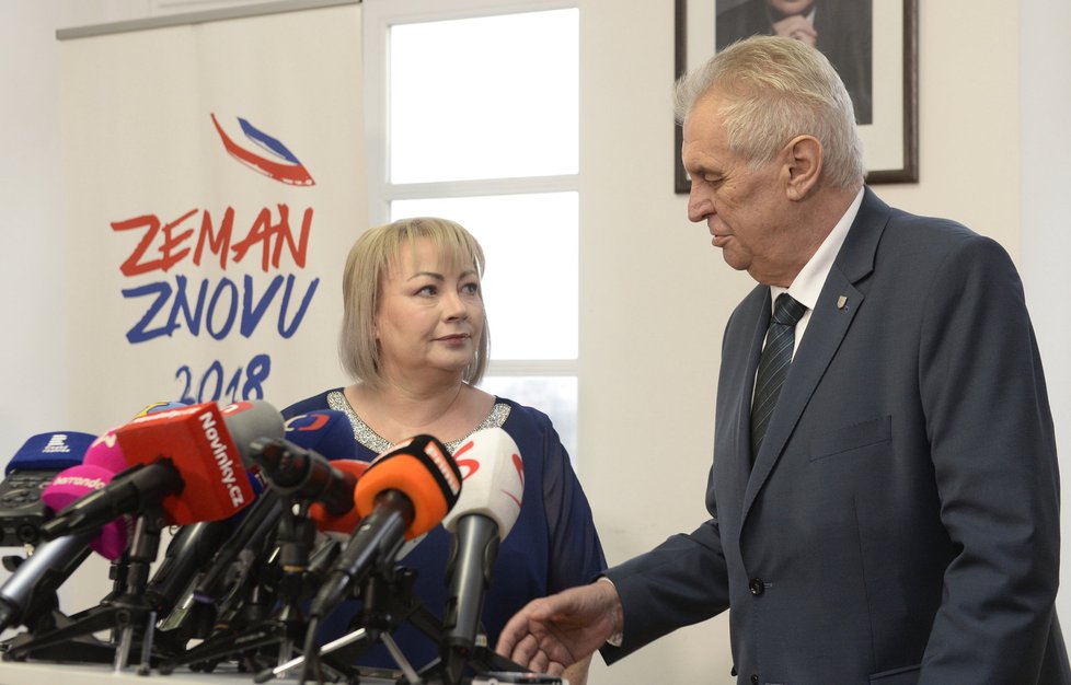 Miloš Zeman rád vyrazí na rybník ve svém gumovém člunu.