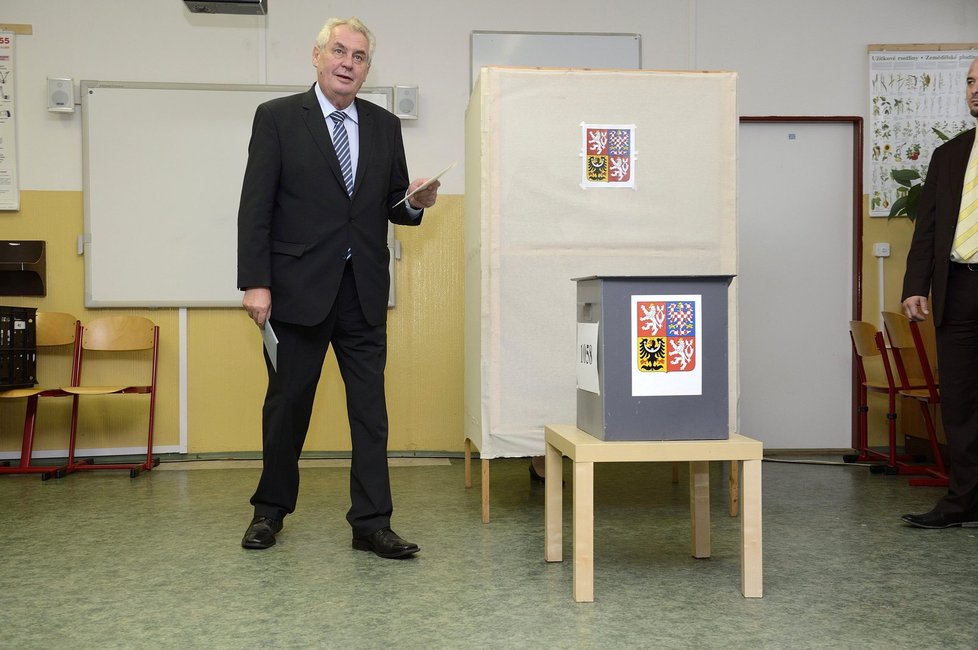 Prezident Miloš Zeman volil v Praze v ZŠ Brdičkova.