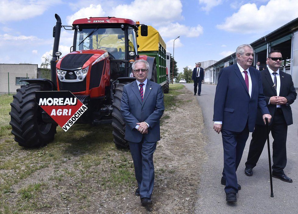 Miloš Zeman strávil tři dny na návštěvě Vysočiny. Prohlédl si i kravín v Nové Vsi.