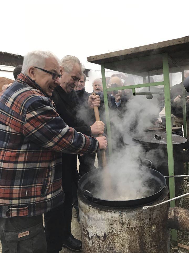 Když jde o masnou pochoutku, přiloží prezident ruku k dílu.