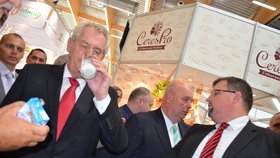 Prezident Zeman tak, jak ho neznáme: Se sklenicí mléka se dokázal popasovat