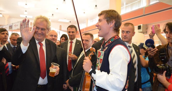 Miloš Zeman v dobrém rozmaru na Zemi živitelce 2013. Nechal se slyšet, že je velkým milovníkem českých potravin a jídel