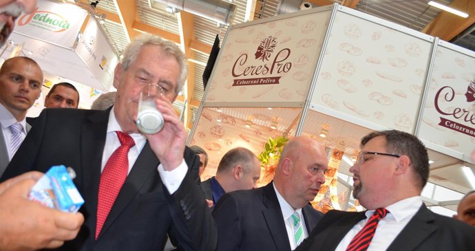 Prezident Zeman tak, jak ho neznáme: Se sklenicí mléka se dokázal popasovat